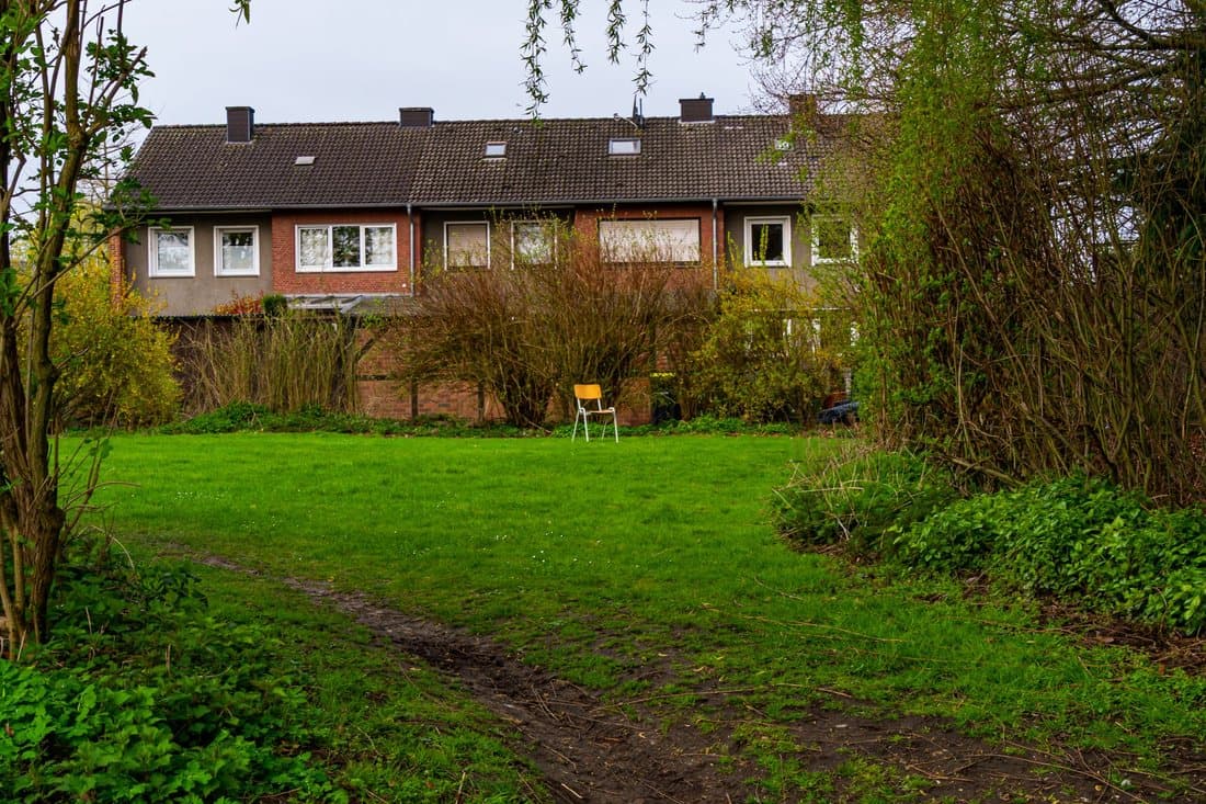 Reihenhäuser mit Grünfläche in Heusweiler — Grundstückspflege im Saarland