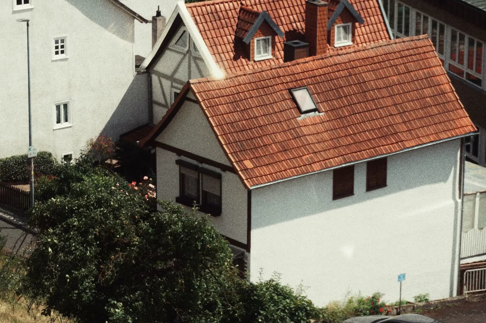 Wohnhäuser mit Vorgarten und Ziegeldach