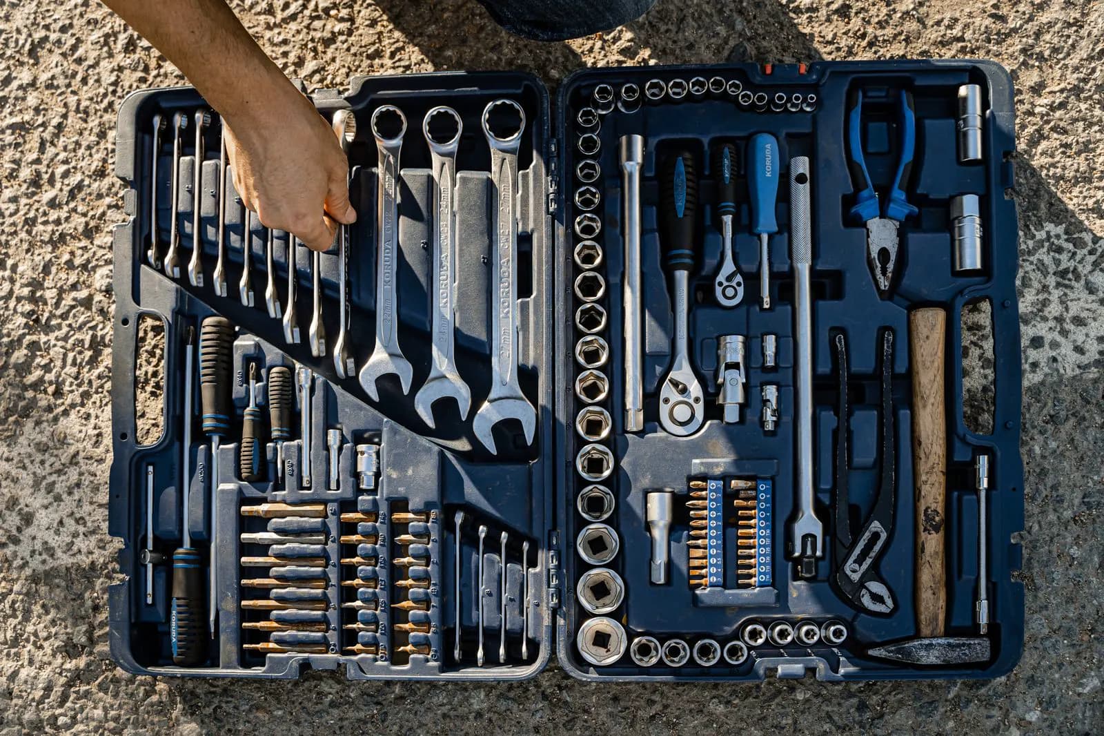 Offener Werkzeugkasten mit Handwerkzeug