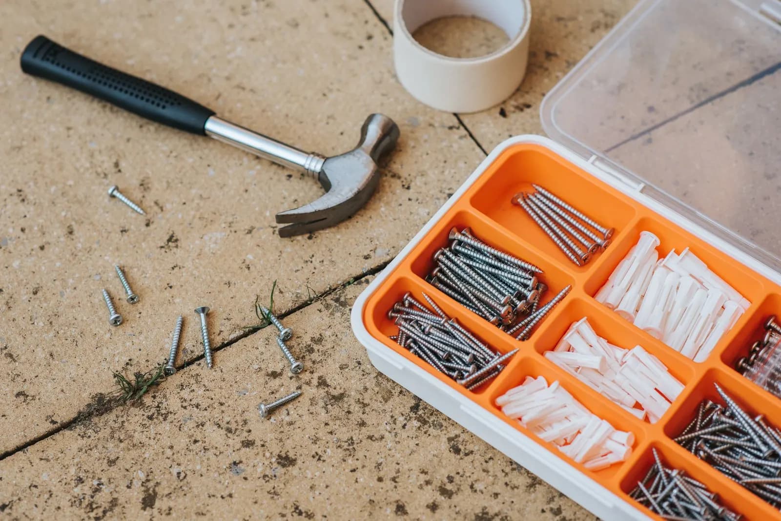 Hammer, Schrauben und Dübel in einer Sortierbox — Material für Kleinreparaturen