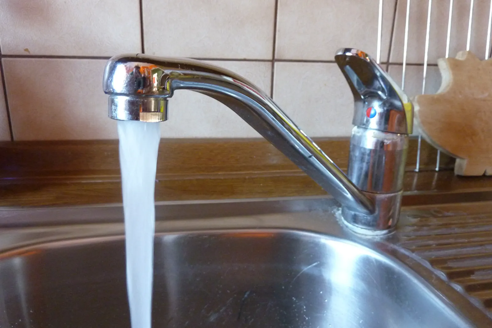 Wasserhahn und Spülbecken