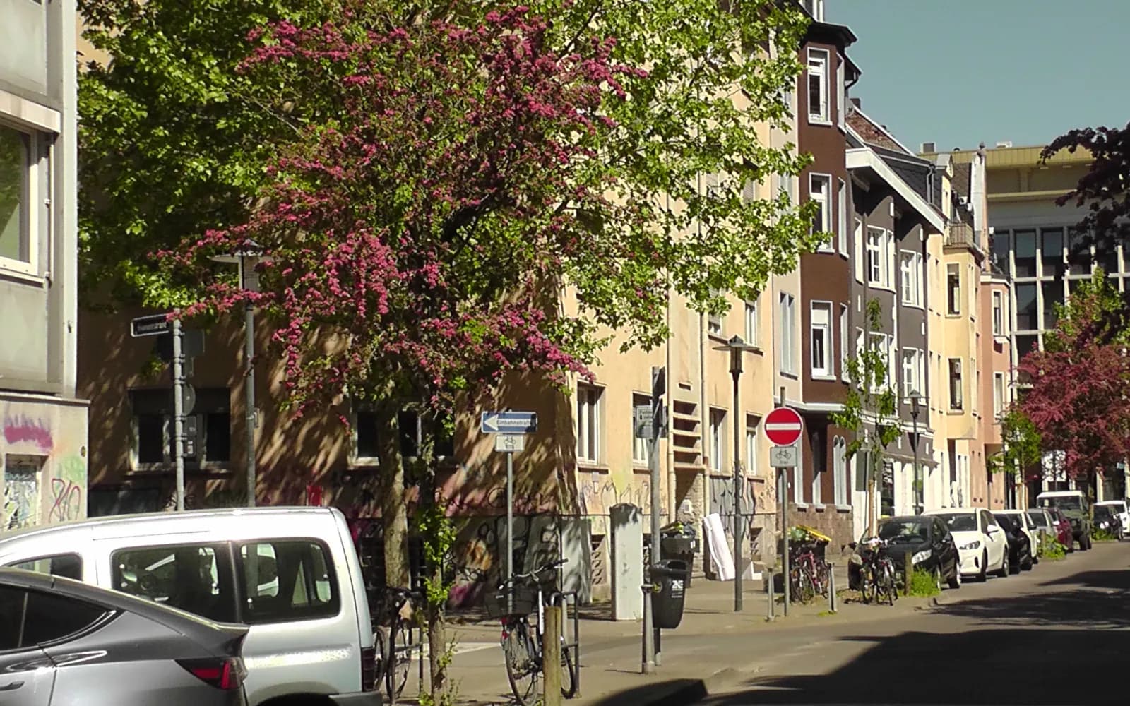 Wohnhäuser in der Johannisstraße in Saarbrücken im Frühling